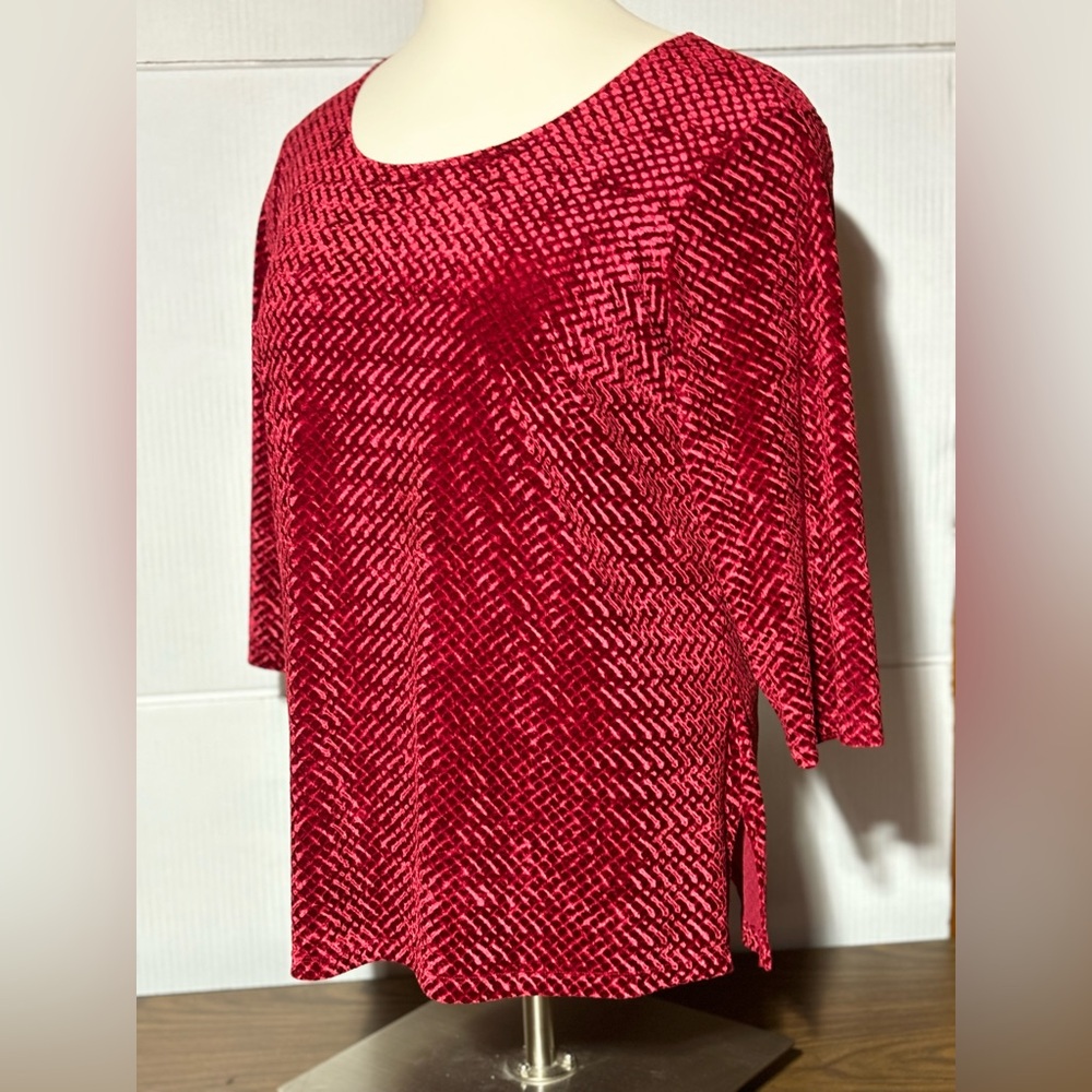 Notations 2X women’s red velvet like waffle cone texture rounded neck 30” length